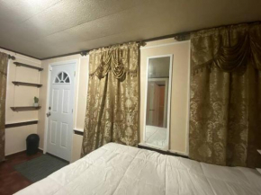 Queen-bed studio in a Quiet Area